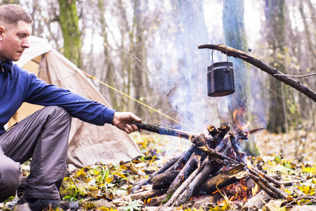 旅游篝火和帐篷在秋天的树林