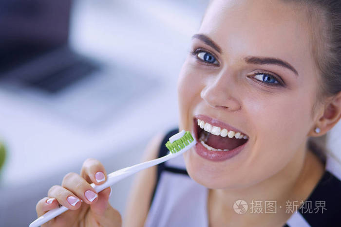 保持口腔卫生的年轻漂亮女孩牙刷