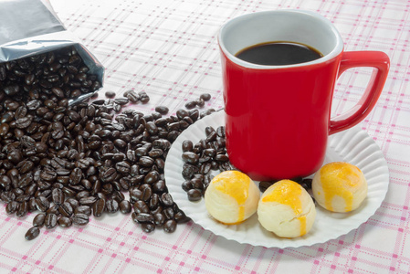 红杯咖啡和咖啡豆