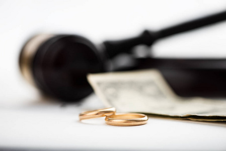 离婚法令, 木槌和结婚戒指。选择性聚焦