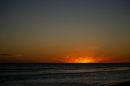 橙色海滩上的日落