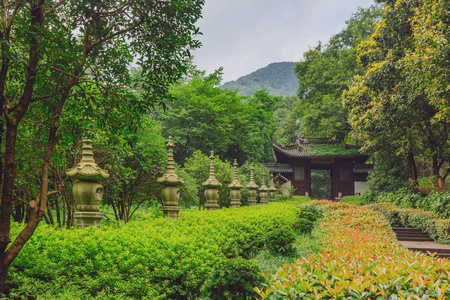 中国杭州永福寺树木和大门中的宝塔