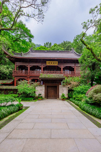 通往中国传统民居的道路在永福寺, 在杭州, 中国