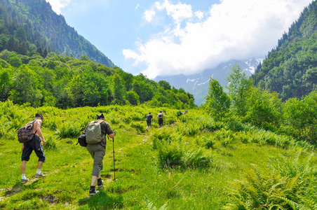 年轻的徒步旅行者在阿尔卑斯山，瑞士，与背景山徒步旅行