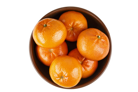 成熟的橘子在果皮在白色背景被隔绝的板材。空间为 tex