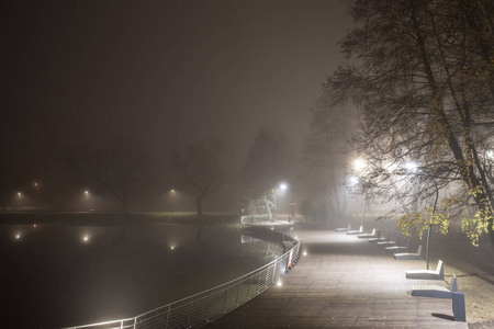 夜风景在 pekhorka 河路堤在冷的秋天雾
