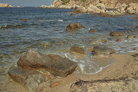 一些鹅卵石停在海边, 水晶水与大海的沙子相遇