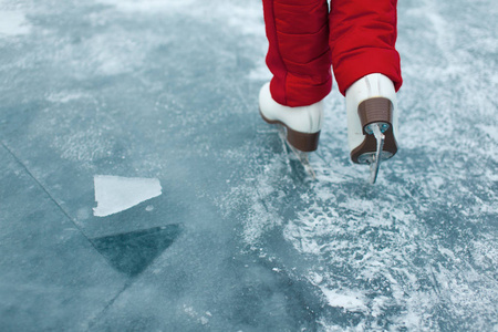 在冰上滑冰鞋腿