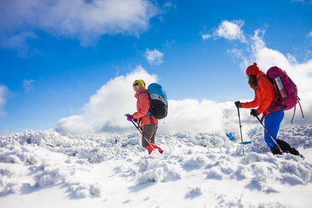 登山者是在雪上