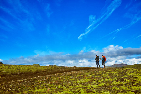 徒步旅行者在山中，冰岛