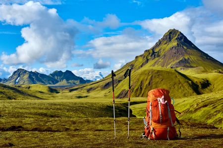 背包和徒步旅行的波兰人在山中，冰岛