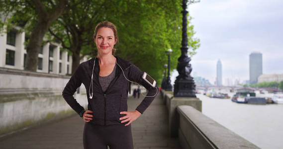 伦敦健康女性慢跑者的肖像