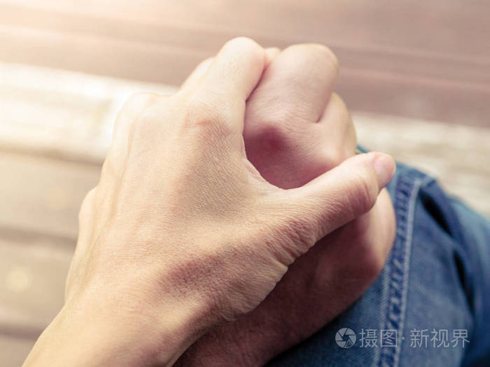 两只手在一起, 一个男人和一个女人牵着手.丈夫和妻子在一起.