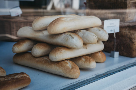 在伦敦的市镇市场出售的新鲜白色法式面包