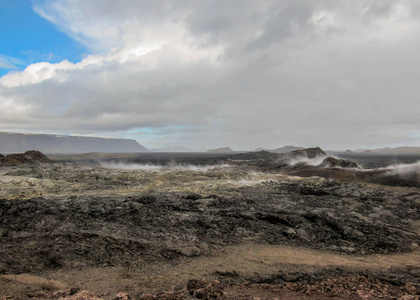 戏剧性的景观与干燥僵硬的黑色熔岩, 仍在燃烧在克拉弗拉火山火山口和裂隙区, myvatn 地区。冰岛欧洲北部钻石圈的热门旅游目