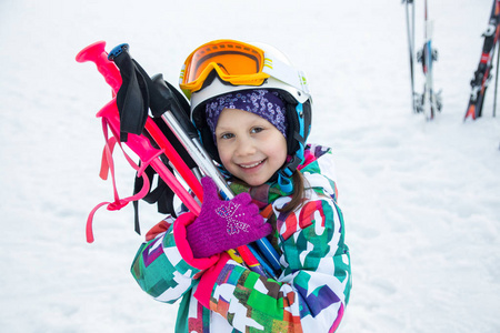 滑雪场高山滑雪滑冰小女孩的肖像