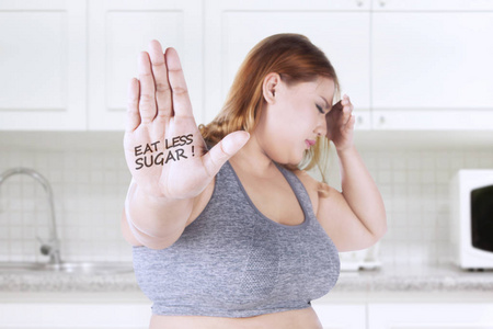 肥胖妇女节目吃少糖文本图片