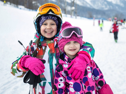 滑雪场坡上高山滑雪滑冰小女孩的肖像
