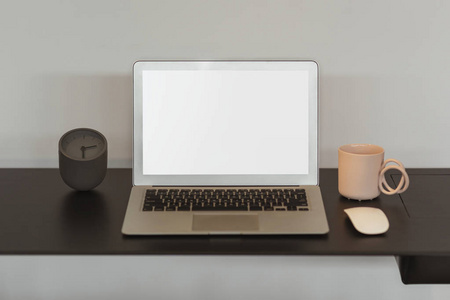 空白笔记本电脑屏幕和一个粉红色的咖啡杯