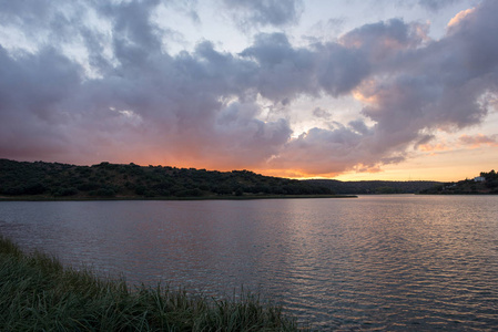 西班牙金色天空的鲁德德拉泻湖中的日落