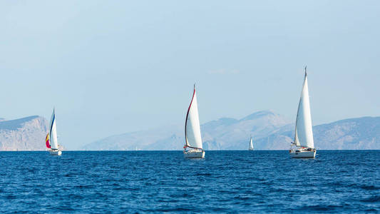 帆船上航行的豪华船参加希腊爱琴海的游艇赛马会