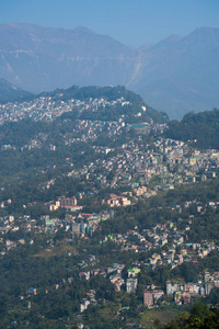 从印度锡金邦的高处看甘托克市鸟图
