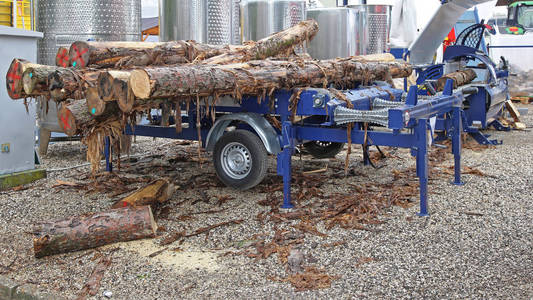 拖车移动锯磨机木工设备图片