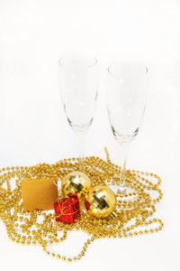 空杯子和孤立的黄金圣诞装饰品