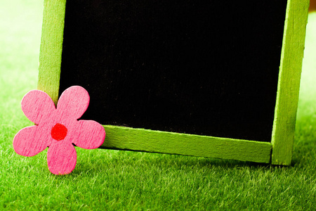 黑板上用花卉图标放在绿色的草地上