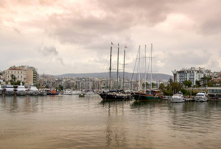 美丽的帆船木和机动游艇在码头泽亚斯在比雷埃夫斯市。希腊