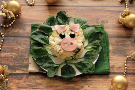 新的一年猪肉沙拉, 以猪的形式装饰。在新年风格拍摄的照片