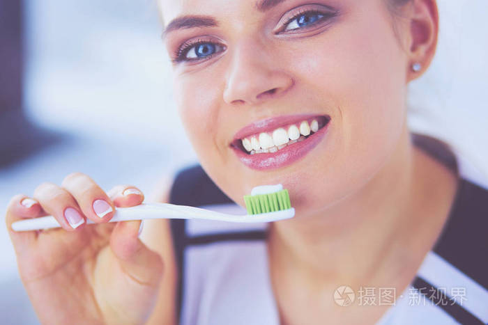 保持口腔卫生的年轻漂亮女孩牙刷