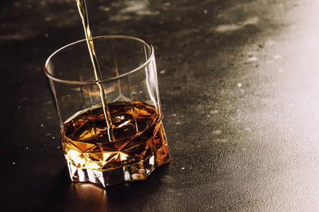 威士忌倒入玻璃, 深色背景, 选择性聚焦