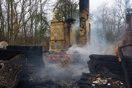 11月在拉脱维亚烧毁的房子烧焦的木制部分