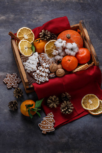 圣诞木箱, 里面装满了姜饼饼干干橙子橘子和坚果仿制品