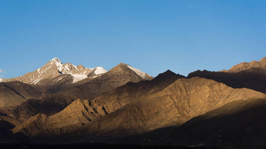 Himalyan 山从 Leh，拉达克，印度，亚洲
