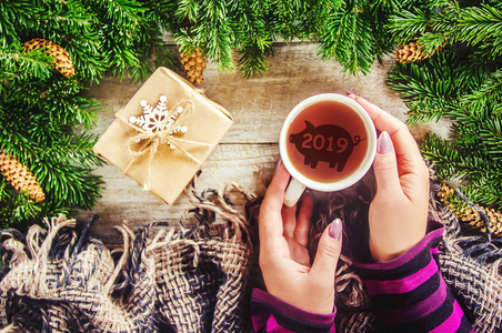 一杯茶在圣诞节的背景。圣诞节的早晨。选择性对焦。2019年