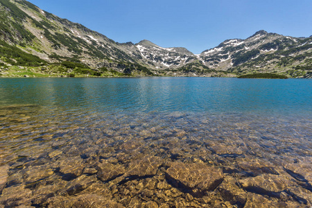 通过与清澈的海水，Demirkapiya 及 Popovo 湖的全景，皮林山