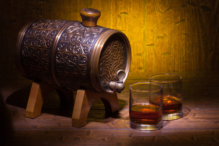 威士忌酒和小桶木制的桌子上的眼镜