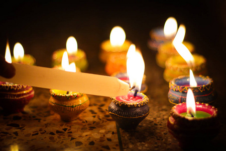 在排灯节和变调 pujo 的场合, 土迪亚灯照明与蜡烛