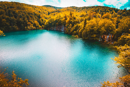 美丽的湖泊景观秋天季节-普利特维采湖-克罗地