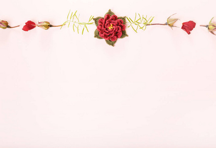 秋季组成的钩编玫瑰花和干树叶在柔和的粉红色背景。母亲, 情人节, 女性, 婚礼日概念。秋季, 秋季概念