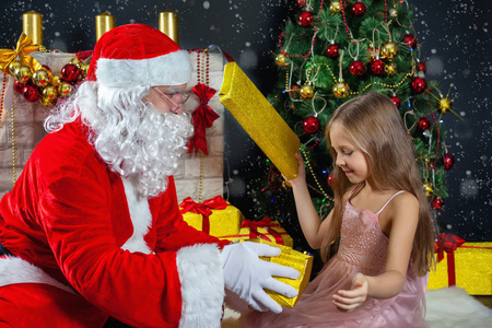 圣诞老人和一个女孩在一件衣服。圣诞场景