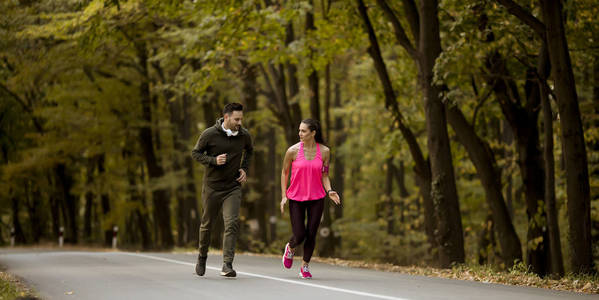 秋林环境中的年轻人慢跑和锻炼