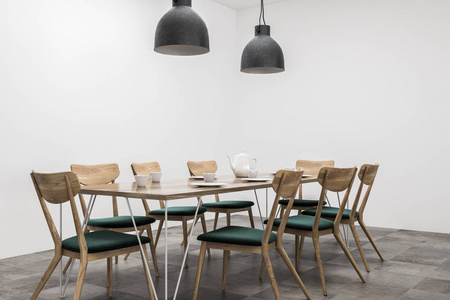 餐厅内部有白色的墙壁和长长的木桌, 上面挂着椅子和两个吊灯。侧视图。3d 渲染