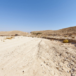 以色列南沙漠的岩石丘陵的孤独和空虚。壮观的风景和中东的性质