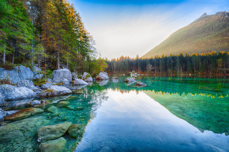 神奇的秋天的日出的腹地湖。在 hintersee 湖绿松石水附近的树木的美丽场景。地点 度假村拉姆绍, 贝希特斯加登州国家公园