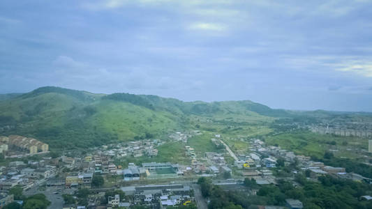 以城市为背景的山地和乡村美丽的空中形象