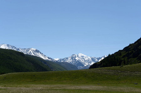 山区景观在废弃的阿克塔什水电站地区。阿尔泰共和国