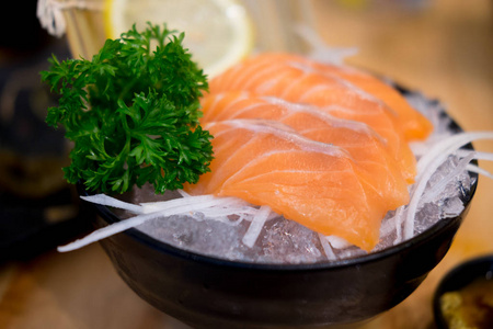 日式鲑鱼生鱼片在冰碗中新鲜服务